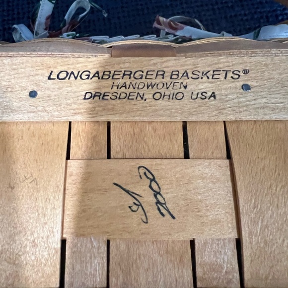 Longaberger Medium Chore Basket with wooden handles and floral liner, - Picture 2 of 2